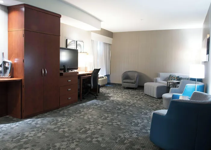 Courtyard Worth West At Cityview Hotel 3*