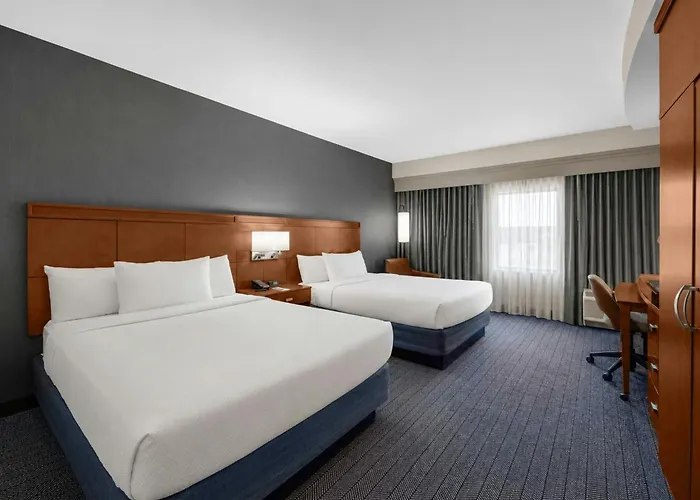 Courtyard Worth West At Cityview Hotel 3*