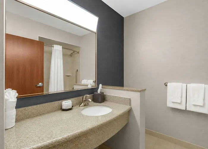 Courtyard Worth West At Cityview Hotel 3*