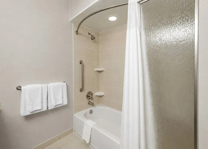 Courtyard Worth West At Cityview Hotel 3*